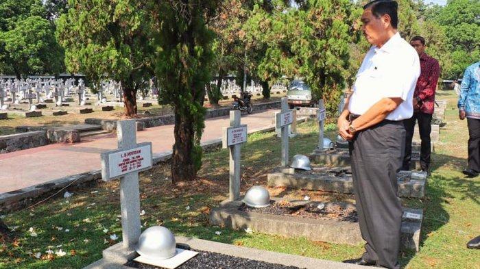 Luhut Panjaitan ziarah ke makam Jenderal Benny Moerdani di Taman Makam Pahlawan (TMP) Nasional Kalibata, Jakarta, Senin (22/7/2019).