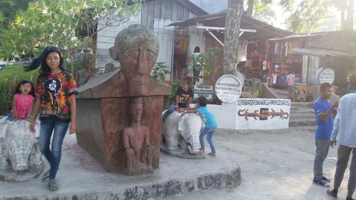 Makam Raja Sidabutar menjadi areal permainan anak-anak sehingga menghilangkan kesakralannya