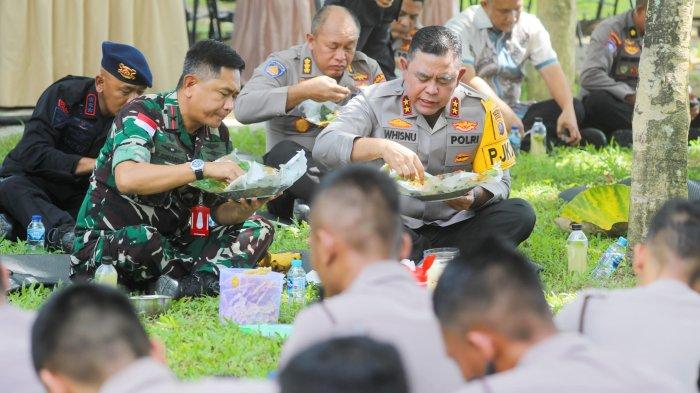Momen Kapolda Sumut Irjen Whisnu Hermawan SIK MH dan Pangkosek Hanudnas 1, makan bersama dengan para prajurit Jumat (27/9/2024) di tengah area terbuka kebun jati Markas Shabara Polda Sumut, beralas lesehan sederhana.