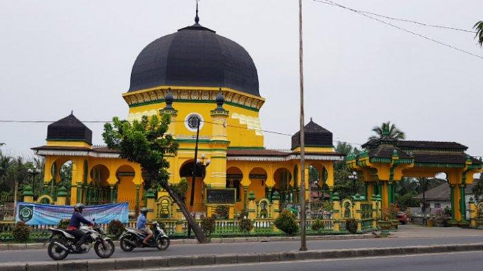 Masjid Raya Al Osmani jejak peradaban Islam di Medan yang terletak di Jalan KL Yos Sudarso, Pekan Labuhan, sekitar 20 kilometer sebelah utara Kota Medan, Kamis (7/5/2020).
