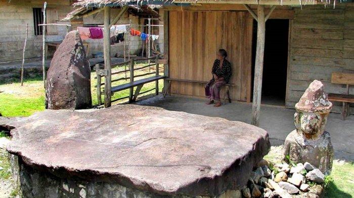 Megalit berupa meja batu dan sebuah patung ukiran yang ada di Desa Onolimbu, Kecamatan Lahomi, Kabupaten Nias Barat yang masih bertahan hingga saat ini.(Kompas/Neli Triana)