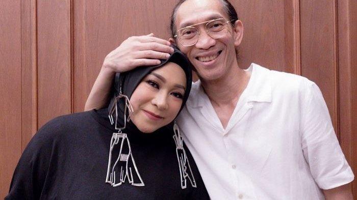 Melly Goeslaw dan Anton Hoed
