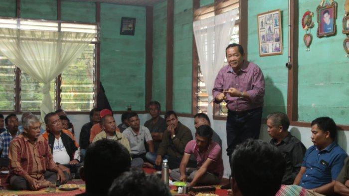 Ketua DPD PDI Perjuangan Sumut Drs Rapidin Simbolon MM konsolidasi bersama tim di Desa Simanungkalit Kecamatan Sipoholon Tapanuli Utara, Jumat (17/11/2023) untuk memenangkan PDI-P dan Capres-Cawapres Ganjar-Mahfud MD.