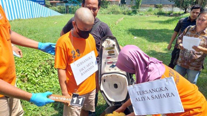FAR dan AS didampingi Kaur Bin Ops (KBO) Sat Reskrim Polres Simalungun IPDA Bilson Hutauruk, S.H memerankan proses pembunuhan bayi hasil hubungan gelap mereka, Jumat (7/6/2024).