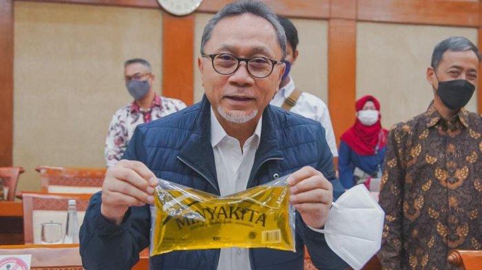 Menteri Perdagangan Zulkifli Hasan saat rapat kerja perdananya dengan Komisi VI DPR RI, memperkenalkan Minyak Goreng