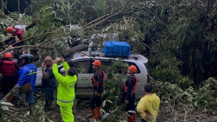 Personel Brimob Polda Sumut, dipimpin Kombes Pol Rantau Isnur Eka, SIK, bekerja di tengah hujan deras untuk mengevakuasi korban dan membuka jalur yang tertutup material longsor di Sibolangit.