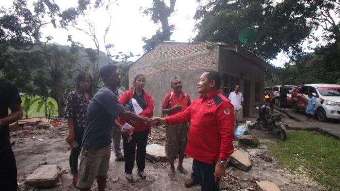 Ketua DPD PDI Perjuangan Sumut bersama Sorta Ertaty Siahaan mengunjungi dan mensupport Maruasas Oppu Sunggu korban pohon tumbang di Desa Marbun Toruan Kecamatan Bakkara, Senin (4/12/2023).