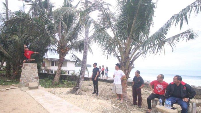 Milenial Nias menunjuk simbol 3 jari kepada Ketua DPD PDIP Sumuy Drs Rapidin Simbolon MM dan Penyabar Nakhe sambil atraksi lompat batu di Desa Hilisataro Kecamatan Toma Kabupaten Nias Selatan, Sabtu (6/1/2023).
