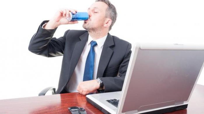 Minum minuman berenergi. (IST)