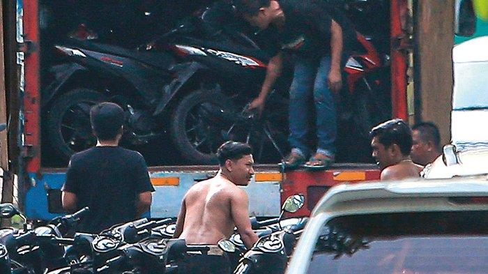 Kapendam V/ Brawijaya Kolonel Inf Rendra Dwi Ardani mengatakan, oknum anggota TNI Kopda AS diduga bersekongkol dengan tersangka EI yang merupakan warga sipil. Kini, Pomdam V/Brawijaya telah melakukan proses penyidikan terhadap Kopda AS. Sementara untuk penyidikan EI diserahkan ke Polda Metro Jaya dan Polda Jatim. Kasus ini merupakan pengembangan penyidikan dari tersangka EI. Pelaku menjadikan Markas Gudbalkir Pusat Zeni AD (Pusziad) di Buduran, Sidoarjo, Jawa Timur, sebagai lokasi penampungan kendaraan curian. (Istimewa)