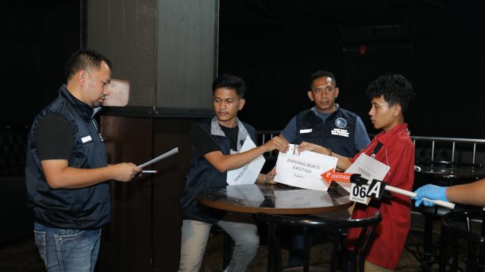 nenyerahkan pil ekstasi kepada pemesan, Selasa (22/7/2025).