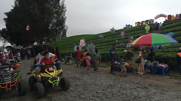 Objek wisata Kebun Teh Sidamanik, tampak mulai diramaikan kehadiran wisatawan di momen libur Natal 2020