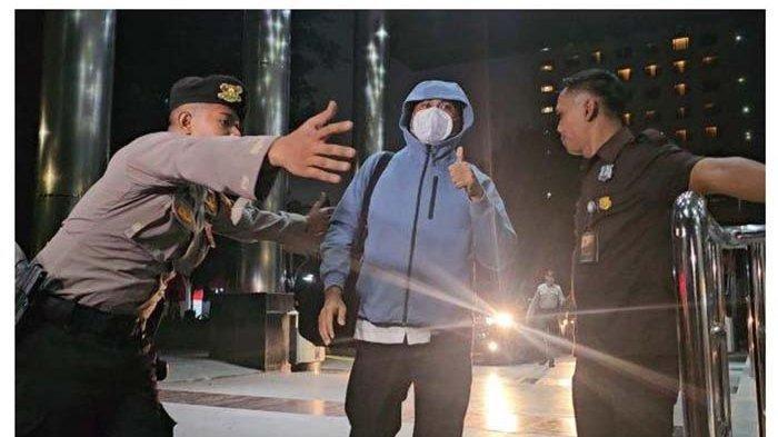 OTT KPK MEDAN - Petugas membawa tiga orang yang terjaring OTT di Mandailing Natal, Sumatera Utara saat tiba di Gedung Merah Putih KPK, Jakarta pada Jumat (27/6/2025). Tiga orang ini ikut terjaring OTT KPK pada Kamis (26/6/2025) malam.