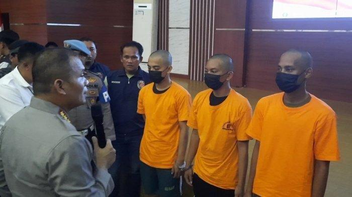 KOMPLOTAN BEGAL POLISI - Kapolres Metro Bekasi, Kombes Pol Mustofa saat konferensi pers menghadirkan kawanan begal polisi di Gedung Promoter Polrestro Bekasi pada Senin (14/4/2025).