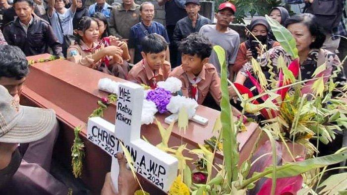Pemakaman sekeluarga korban perampokan di Desa Ngancar, Kabupaten Kediri, Jawa Timur, Jumat (6/12/2024).(KOMPAS.com/M.AGUS FAUZUL HAKIM)