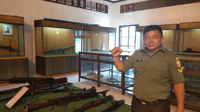 Pemandu Museum Perjuangan TNI, Sersan Satu (Sertu) Jasiaman Sinaga,di Museum Perjuangan TNI,
KH. Zainul Arifin No.8, Petisah Tengah, Medan Petisah, Kota Medan, Sumatera Utara, hari Senin, (20/05/2019).