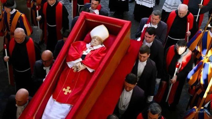 PEMINDAHAN JENAZAH- Jenazah Paus Fransiskus dipindahkan dari kediamannya di Casa Santa Marta untuk disemayamkan di Basilika Santo Petrus, Vatikan, pada Rabu (23/4/2025).