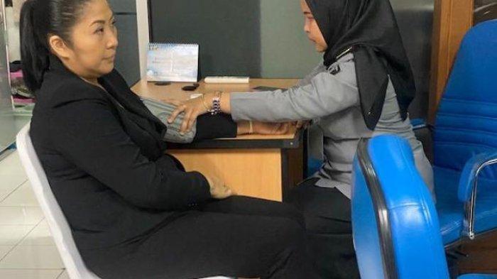 Istri Ferdy Sambo, Putri Candrawathi telah dieksekusi ke Lapas Pondok Bambu, Jakarta Timur, Rabu (23/8/2023. Berdasarkan gambar yang diterima dari Humas Ditjenpas, Putri Candrawathi tampak tenang saat diperiksa kesehatan. Istri Ferdy Sambo itu terlihat rapi dengan mengenakan pakaian serba hitam yang terdiri dari blazer dan celana bahan. Lalu dipadukannya dengan sepatu boots ankle berwarna hitam pula. (Humas Ditjenpas Kemenkumham)