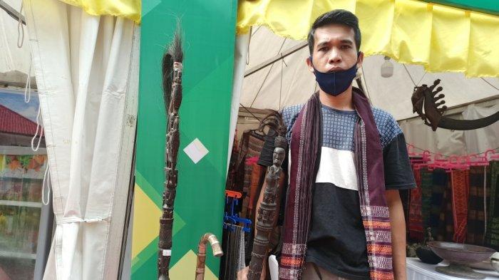 Pengelola Museum Batak Tomok berfoto bersama Tukkot yang berusia ratusan tahun di acara Festival Museum Sumut 2020,Jumat (18/9/2020).