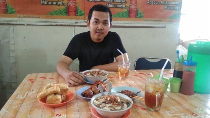 Pengunjung sedang menyantap Mi Sop Bu Tuti.