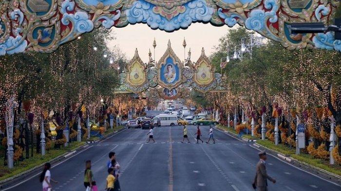 Pepohonan yang dihiasi lampu terlihat di sekitar Istana Kerajaan menjelang pemahkotaan Raja Maha Vajiralongkorn di Bangkok, Thailand.