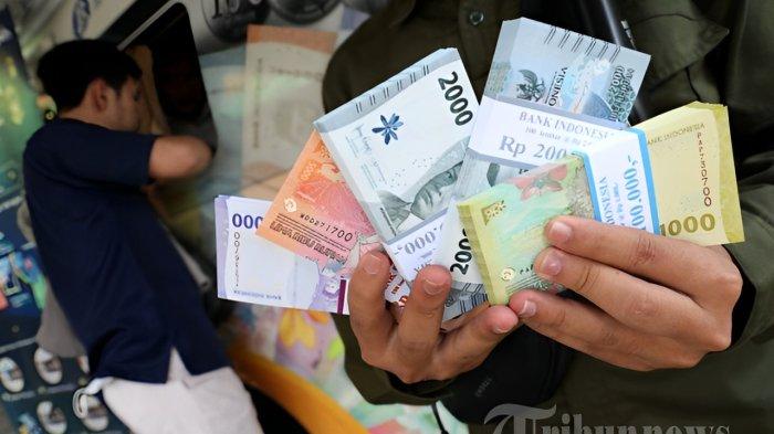 Warga menunjukkan uang pecahan kecil usai melakukan penukaran uang baru di Pasar Slipi, Jakarta, Rabu (20/3/2024) silam.