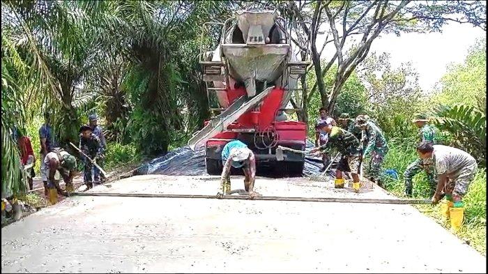 JALAN- Personel TNI-AD yang sedang membuat jalan beton di pinggiran Kota Medan. Mereka ditugaskan dalam kegiatan TNI Manunggal Membangun Desa ke-118 tahun 2023 dengan memperbaiki jalan berlubang, becek.