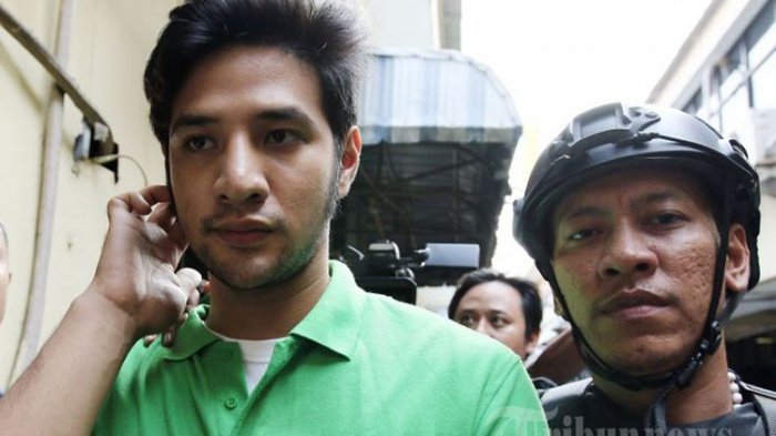 Pesinetron Ammar Zoni dalam rilis kasus narkoba jenis sabu dan ganja di Polres Jakarta Pusat, Senin (10/7/2017). Ammar Zoni tertangkap tangan saat menggunakan ganja di rumahnya, Depok, bersama adik dan kedua asistennya pada Jumat (7/7/2017).