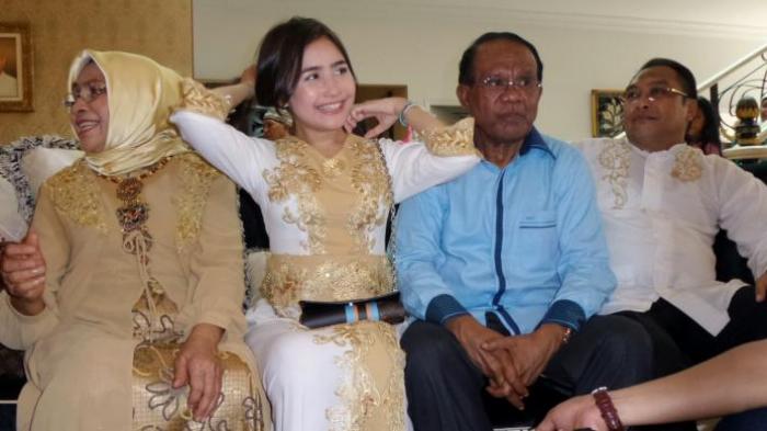 Pesinetron Prilly Latuconsina ditengah-tengah keluarga di kediaman sang oma di kawasan BSD, Tangerang Selatan, Rabu (6/7/2016).
