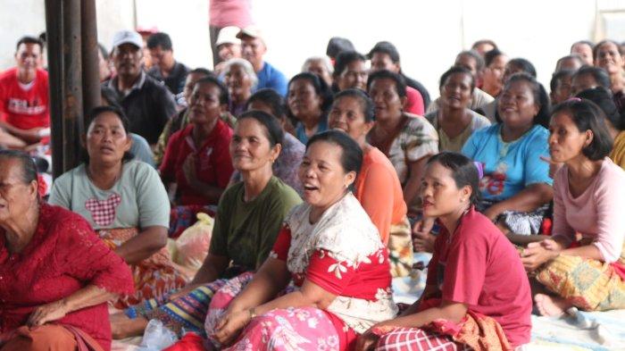 Warga Desa Sei Juragan semangat mengikuti edukasi politik cerdas dan sosialisasi program kerakyatan Ganjar-Mahfud Capres-Cawapres yang diusung PDI Perjuangan dari Ketua DPD PDIP Sumut Drs Rapidin Simbolon MM, Kamis (28/12/2023).