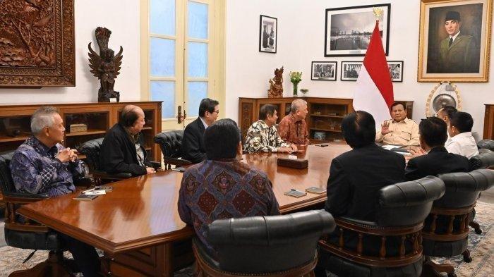 PENGUSAHA TEMUI PRABOWO: Presiden Prabowo Subianto menerima kehadiran delapan pengusaha besar di Istana Kepresidenan Jakarta pada Kamis, (6/3/2025). Delapan pengusaha yang hadir dalam pertemuan tersebut berasal dari berbagai sektor industri adalah Anthony Salim, Sugianto Kusuma, Prajogo Pangestu, Boy Thohir, Franky Widjaja, Dato Sri Tahir, James Riady, dan Tomy Winata. Kedelapan pengusaha ini boleh dikatakan sebagai pebisnis raksasa di sektor pangan, properti, energi, keuangan, hingga manufaktur, sehingga mereka sering dijuluki sebagai 'Naga'.