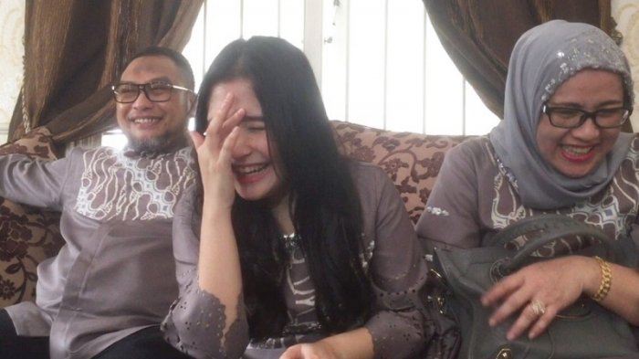 Prilly Latuconsina bersama orangtuanya di acara Lebaran hari pertama di kediaman kakek dan neneknya di BSD City, Tangerang Selatan, Minggu (25/6/2017). (TRIBUNNEWS/REGINA KUNTHI ROSARY)