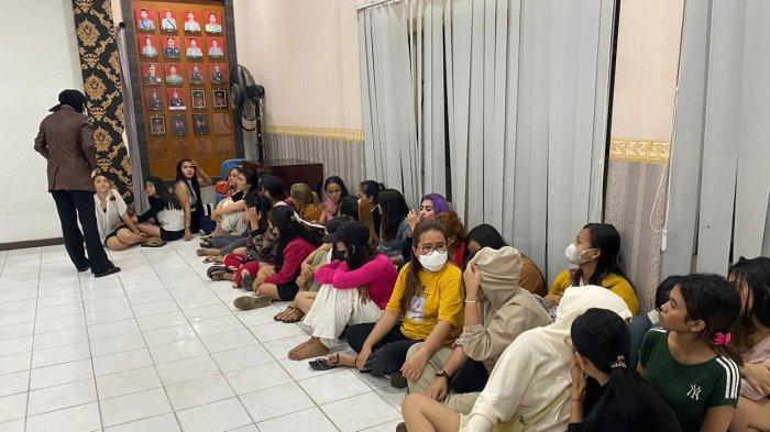 Puluhan orang yang terpapar narkoba usai digerebek dari tempat hiburan malam Diskotik Blue Star yang berlokasi di Jalan Binjai Namoterasi, Desa Emplasmen, Kecamatan Sei Bingai, Kabupaten Langkat, Selasa (2/4/2024) dini hari.
