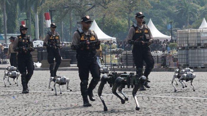 ROBOT POLISI- Sejumlah robot polisi dipamerkan dalam upacara HUT ke-79 Bhayangkara, Selasa (1/7/2025) kemarin. Robot-robot ini memiliki kemampuan dan kecanggihan teknologi.