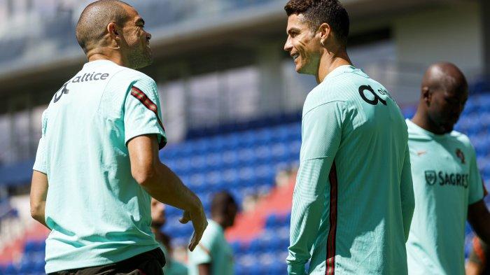 Cristiano Ronaldo dan Pepe. Jadwal Euro 2020 malam ini akan tersaji duel antara Hungaria vs Portugal, Selasa (15/6/2021)