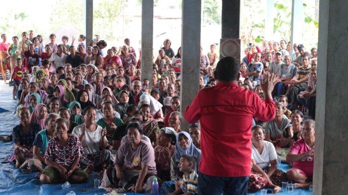 Ketua DPD Sumut Rapidin Simbolon beserta Ny DPD PDI Perjuangan Sorta Ertaty Siahaan bersama tokoh-tokoh marga dan ribuan Warga Kota Padangsidimpuan usai silaturhi yang dikemas dalam kegiatan adat bertema