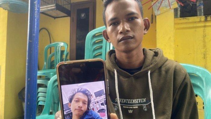 WARGA BEKASI TEWAS DISIKSA - Subiyantoro (23) menunjukkan foto semasa hidup sang kakak, Ihwan Sahab (28). Ihwan dinyatakan meninggal di Kamboja diduga karena disiksa sesama pekerja scamming.
