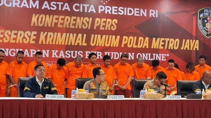 Sebanyak 24 tersangka kasus judi online yang melibatkan pegawai Kementerian Komunikasi dan Digital (Komdigi) dihadirkan dalam jumpa pers pengungkapan kasus ini di Balai Pertemuan Metro Jaya (BPMJ), Jakarta Selatan, Senin (25/11/2024). (TribunJakarta/Annas Furqon)