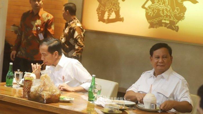 Presiden Joko Widodo dan calon presiden Prabowo Subianto saat makan bersama usai mencoba kereta MRT dari Stasiun Lebak Bulus hingga Stasiun MRT Senayan di FX Mall Senayan, Jakarta Pusat, Sabtu (13/7/2019). Dalam kesempatan tersebut Prabowo Subianto mengucapkan selamat kepada Joko Widodo yang ditetapkan sebagai calon presiden terpilih pada pemilihan presiden 2019. (Tribunnews/JEPRIMA)