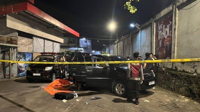 SEJOLI TEWAS - Seorang siswa praja IPDN dan mahasiswi ditemukan meninggal dunia di kawasan parkiran pusat perbelanjaan Trona Ekspres, Kota Jambi.