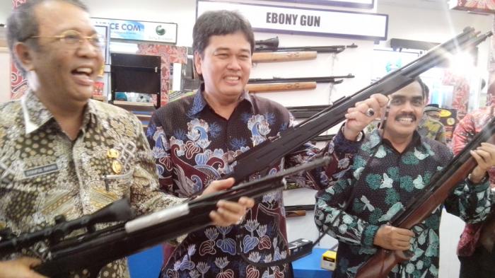 Sekda Kota Medan, Syaiful Bahri tampak sedang memberikan kata sambutan dalam acara Pameran UMKM, Produk Unggulan dan Peluang Bisnis 2016 di Grand Palladium Mal, Medan, Kamis (24/3/2016)