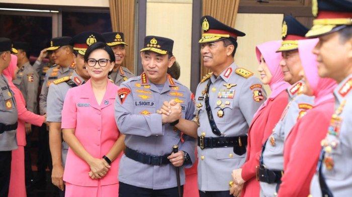 SERTIJAB KAPOLDA: Tepat setelah 20 hari keluarnya surat telegram mutasi dan promosi perwira tinggi polri pada 24 Juni 2023 lalu, akhirnya Kapolri Jenderal Listyo Sigit Prabowo memimpin upacara serah terima jabatan (Sertijab) terhadap Kapolda dan sejumlah perwira tinggi (pati) Polri yang dimutasi tersebut. Upacara serah terima jabatan (sertijab) dilaksanakan di Gedung Rupatama Mabes Polri, Jakarta, Jumat (14/7/2023) sore. (HO)