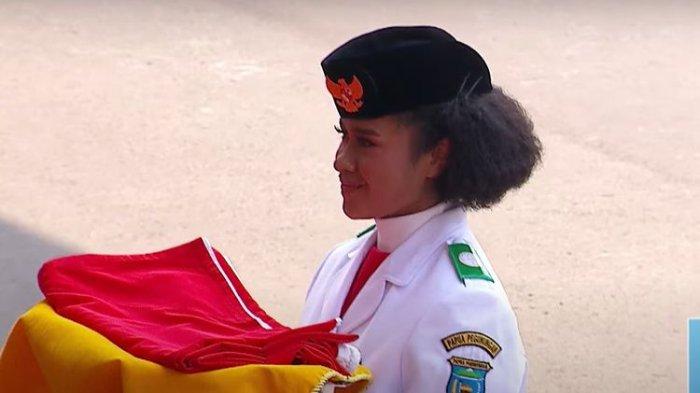 Sosok pembawa baki bendera merah putih saat upacara HUT RI di Istana Merdeka.