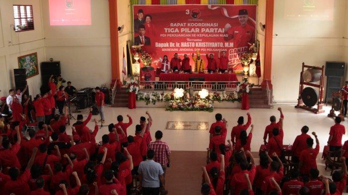 Sekjen PDI Perjuangan Hasto Kristyanto bersama Ketua DPD PDI Perjuangan Rapidin Simbolon dan Wakil Walikota Gunung Sitoli So'wa Laoly, Sekretaris DPD PDI Perjuangan Sumut Sutarto saat kunjungan konsolidasi bersama 3 pilar partai dengan seluruh DPC Perjuangan Kepulauan Nias di Gedung Salak Madu, Gunung Sitoli, Sabtu (16/9/2023).