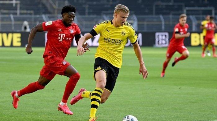 Striker Dortmund Erling Braut Haaland (kanan) dan pemain tengah Bayern Muenchen Alphonso Davies bersaing untuk mendapatkan bola dalam pertandingan Liga Jerman, Borussia Dortmund vs Bayern Muenchen pada 26 Mei 2020 di Dortmund, Jerman.