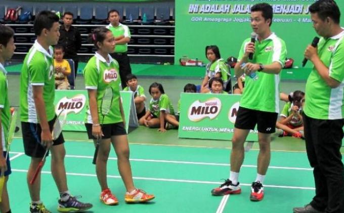 Taufik Hidayat memberikan motivasi kepada pemain di MILO School Competition Yogyakarta