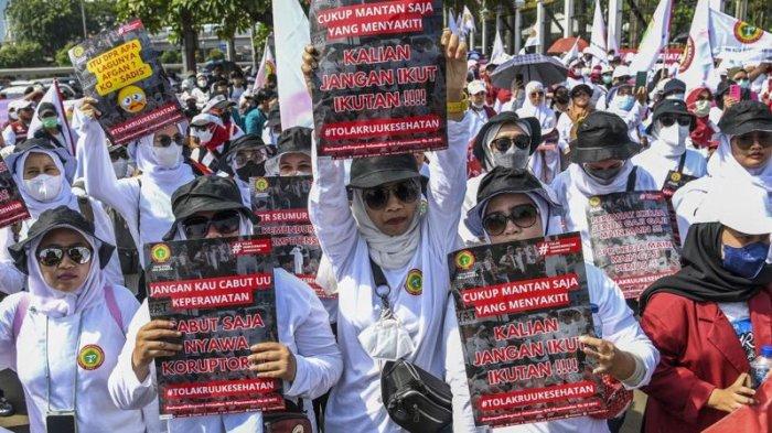 IDI ANCAM MOGOK KERJA: Pengunjuk rasa dari tenaga medis dan kesehatan melakukan aksi unjuk rasa di depan gedung MPR/DPR-DPD RI, Senayan, Jakarta, Selasa (11/7/2023). Mereka menolak disahkannya RUU Kesehatan menjadi Undang Undang. (Antara Foto via BBC News Indonesia)