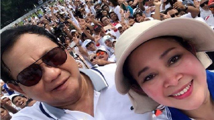 Foto bareng Calon Presiden 2019 Prabowo Subianto dengan mantan istrinya, Titiek Soeharto, Sabtu 2 Februari 2019 di acara jalan sehat bersama di Jakarta.