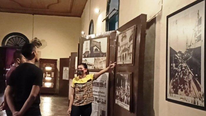 Pengunjung Tjong A Fie Mansion mendengarkan penjelasan pemandu tentang sejarah hidup saudagar Tjong A Fie, Minggu (26/7). Obyek wisata andalan Kota Medan ini kembali dibuka setelah tiga bulan tutup karena pandemi Covid-19.