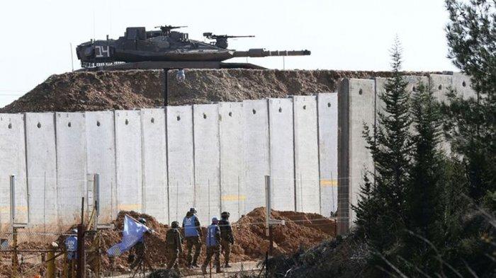 Pasukan Penjaga Perbatasan PBB di Lebanon (UNIFIL) tampak sedang berpatroli di sepanjang tembok perbatasan yang memisahkan wilayah Israel dengan Lebanon.
